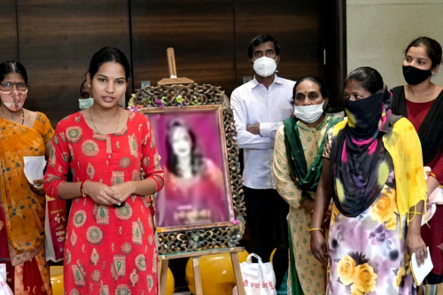 Mumbai_ श्री राधे मां चैरिटेबल सोसाइटी नई दिल्ली द्वारा शिमपोली के जरुरतमंद महिलाओं क़ो अन्ना सेवा