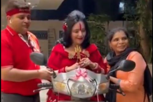 Shri Radhe Maa Donates Activa Scooter _ ममतामयी श्री राधे माँ जी ने एक्टिवा स्कूटर सप्रेम भेंट की।
