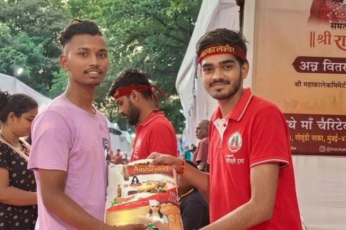 ममतामयी श्री राधे माँ जी ने दर्शकों को धार्मिक कहानियाँ सुनायीं और मुफ्त अनाज वितरण किया गया