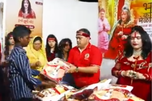 श्रमिक दिवस के उपलक्ष्य में ममतामयी श्री राधे माँ जी ने जरूरतमंदों को मुफ्त अनाज वितरित किया।