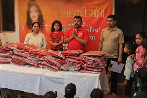 श्री राधे राधे माँ चैरिटेबल सोसाइटी नई दिल्ली द्वारा स्कूल बैग और कॉपियों का मुफ्त वितरण।